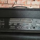 Zadní strana černého kytarového komba s texturovaným povrchem. Na zadním panelu jsou nápisy „Hughes & Kettner“ a „MADE IN ST. WENDEL, GERMANY“. Jsou…