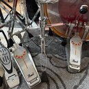 Detailní pohled na chromované bubnové pedály značky Pearl. Na levém a prostředním pedálu je vidět nápis Pearl, zatímco pravý pedál nese nápis Pearl v…
