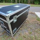 Černý transportní case z texturovaného materiálu s hliníkovými hranami a rohy. Na přední straně je bílý nápis ROBE. Case je vybaven několika kovovými…