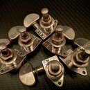 Šest kusů kovových ladicích mechanismů v stříbrné barvě. Na základních deskách jsou vyraženy nápisy P.W a čísla 1 nebo 2. Povrch vykazuje známky oxid…