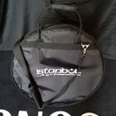 Černý kulatý přepravní obal na činely z textilního materiálu s rukojetí a ramenním popruhem. Na přední straně je bílý nápis istanbul Agop Handmade cy…