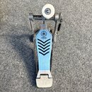 Fotografie znázorňuje bicí pedál s modrou kovovou plošinkou a stříbrným šlapadlem. Na plošince je umístěno logo a nápis YAMAHA s černým grafickým vzo…