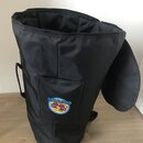 Černý textilní obal na hudební nástroj s rukojetí a kapsou. Na kapse je oválná nášivka s nápisy PERCUSSION WORLD a MEINL doprovázena barevným logem d…