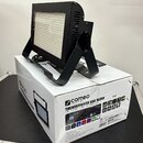 Černý LED reflektor s bílým světelným panelem, umístěný na bílé papírové krabici. Na krabici je nápis „cameo colours of light“ a model „THUNDERWASH 6…