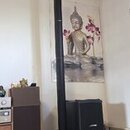 Na fotografii je černý reproduktorový set sestávající z vysokého sloupového reproduktoru a jednoho subwooferu. Oba prvky mají matný černý povrch a na…