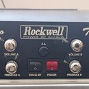Černý rackový koncový stupeň s bílými nápisy. Na předním panelu jsou texty Black Diamond Stereo, Rockwell POWER OF SOUND, Tube Power Amlifier, 50/50…