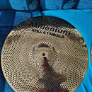 Zlatý, perforovaný činel s mnoha malými otvory v celém povrchu. V horní části je vyražen nápis millennium STILL CYMBALS. Povrch je lesklý a bez vidit…