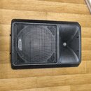 Černý reproduktor v plastovém korpusu s kovovou ochrannou mřížkou přes membránu. Na mřížce je umístěn malý obdélníkový štítek s nápisem QUANTRONIC. P…
