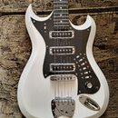 Bílá elektrická kytara s černým pickguardem a chromovaným hardwarem. Na těle jsou tři snímače typu humbucker, jeden ovládací knoflík a chromovaný mos…