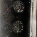 Dvě černé kulaté LED lampy umístěné v transportním kufru s hliníkovým profilem. Na zadní straně každé lampy jsou viditelné ovládací prvky, ventilátor…