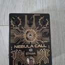Černý efekt pedál s ozdobným zlatým vzorem připomínajícím printed circuit board. Na horní části jsou čtyři černé ovládací knoflíky s popisky ATMOS, D…