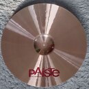 Kruhový mosazný činel s výrazným středovým kopulovitým vyvýšením. V dolní části je červeným písmem uveden nápis pAisTe a pod ním menším písmem MADE I…