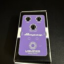 Krabice s efekt pedálem Ampeg Liquifier Analog Chorus v fialové barvě. Na horní části jsou tři ovládací knoflíky s popisky Rate, Depth a Effect Level…