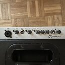 Horní ovládací panel černého komba s bílým povrchem. Jsou zde dva vstupy označené jako input 1 a input 2, knoflíky gain, colour, bass, middle, treble…