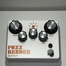 Bílý efekt pedál s pěti černými ovládacími knoflíky. Na povrchu je hnědý nápis FUZZ BENDER a logo KEELEY ELECTRONICS. Pod knoflíky jsou popisky LEVEL…