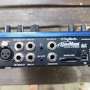 Modrý looper s nápisy DigiTech, JamMan S STEREO a Looper/Phrase Sampler. Zařízení má v zadní části několik konektorů s popisky MIC INPUT, LEFT (Mono)…