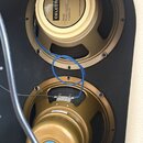 Fotografie zachycuje dva reproduktory v černé skříni. Horní reproduktor má krémový papír s nápisy GELESTION, Model G10, Power capacity 45 WATTS a Imp…