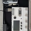 Bílá multifunkční kytarová pedálboard s nápisy AMPERO II STAGE, CDCM HD Gen 2, Amp Modeler / Effects Processor a HOTONE. Zařízení obsahuje displej, n…