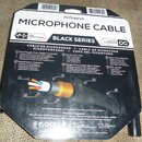 Balení mikrofonního kabelu značky Roland z řady BLACK SERIES. Na obalu je nápis MICROPHONE CABLE, logo LIFETIME GUARANTEE a schéma vnitřní konstrukce…