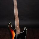 Elektrická basová kytara s trupem v barevném přechodu od žluté přes oranžovou k červené a černé. Na hlavě hmatníku je nápis Squier a Jazz Bass Active…