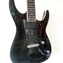 Elektrická kytara s tmavým, pravděpodobně černým povrchem s viditelnou strukturou dřeva. Nástroj má dva humbuckery, jeden ovládací knoflík hlasitosti…
