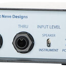 Bíle panelové studio zařízení s černým rámem a dvěma konektory. Na panelu je nápis Rupert Neve Designs, označení vstupů IN a THRU a sekce INPUT LEVEL…