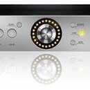 Stříbrný rackový monitor kontroler s nápisy SATORI, Mastering Grade Monitor Controller a logem Antelope. Přední panel obsahuje sekce INPUT SELECT a M…