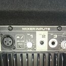 Detail ovládacího panelu s nápisem MIXER INPUTS. Panel obsahuje tři vstupy, přičemž u prvního je nápis CH. 1 s ovládacím knoflíkem LEVEL a přepínači…