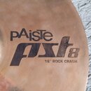 Detailní pohled na bronzový činel s viditelným rakováním povrchu. Na povrchu je černý nápis pAiste a pod ním stylizovaný model PST 8 s doplňujícím te…