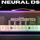 Kytarový zesilovač s fialovým potahem a stříbrným předním panelem. Na černé mřížce je umístěno logo soldano a vpravo nápis suidanu SL100 I. Panel obs…
