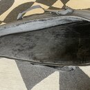 Černý poloměký pouzdro na hudební nástroj s kapací tvarovkou. Vnitřní prostor je vyložen černým, jemným plyšovým materiálem. Pouzdro má nahoře a v do…