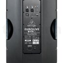 Zadní strana černého aktivního reproduktoru z plastu. Na zadním panelu je nápis behringer EUROLIVE B115D ACTIVE 2-WAY 15" PA SPEAKER SYSTEM WITH WIRE…