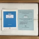 Fotografie zobrazuje dvě papírové instrukce v bílém polystyrenovém obalu uvnitř kartónové krabice. Levý list nese nápisy OPERATING INSTRUCTIONS, Mode…