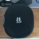 Černý textilní oválný pouzdro s zipem. Uprostřed je bílý nápis ve formě japonského znaku a pod ním text WAZA CRAFT. Povrch materiálu je hladký a bez…