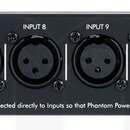 Černý rackový patchbay s šestnácti XLR vstupy. Na levé straně je bílý nápis P16 a uprostřed text Sixteen Channel XLR Balanced Patch Bay oraz Outputs…