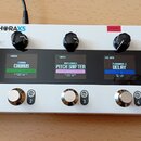 Bílý efektový pedál s nápisem PLETHORAX5 a TONEPRINT PEDALBOARD. Zařízení má pět displejů s názvy efektů: HYPERGRAVITY COMPRESSOR, CORONA CHORUS, BRA…