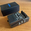 Kytarový efekt pedál značky BOSS, model Reverb RV-5 v šedé barvě. Na horní části je nápis BOSS a Reverb RV-5, v zadní části jsou popisky OUTPUT (MONO…
