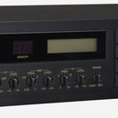 Černý rackový digitální procesor s nápisem YAMAHA DIGITAL REVERBERATOR REV 7. Zařízení má v horní části digitální displej, červené číselné pole s náp…