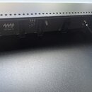 Detail vnitřní části černého kovového šasi s perforovaným horním okrajem. Uvnitř jsou vidět konektory a nápis s logem „4ms Double Pod Power 1.1“. Na…