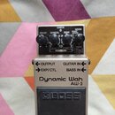 Kovový efekt pedál stříbrné barvy s nápisy Dynamic Wah a AW-3. Na spodní části je černý gumový spínač s vyraženým logem BOSS. Horní panel obsahuje ov…