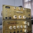 Dvě stohované efektové jednotky v kovových zlatavých šasi. Horní přístroj nese nápisy KLEMT Echolelle 5 a obsahuje různé ovládací knoflíky, přepínače…