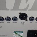 Detail zadního panelu bílého akustického zesilovače s nápisem "t 60" a "oustic amplifier". Panel obsahuje konektory s popisky: phones, tuner, line ou…