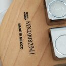 Detail dřevěné hlavy nástroje s viditelnými chromovanými mechanismy ladění. Na dřevě je černý nápis SERIAL NUMBER MX20082941 a pod ním MADE IN MEXICO…