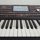 Černý digitální klavír s nápisy KORG a Pa700 PROFESSIONAL ARRANGER. Nástroj má bílé a černé klávesy, ovládací panel s mnoha tlačítky, otočnými ovlada…
