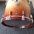 Fotografie znázorňuje buben s přechodovou barvou od žluté přes oranžovou po červenou. Na korpusu je nápis TAMA a kulatá nálepka s logem Zildjian. Kov…