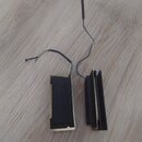 Fotografie zobrazuje dvě kovové mosazné desky s černým povrchem a přiložený šedý kabel s odizolovanými konciky. Na předmětech nejsou žádné viditelné…