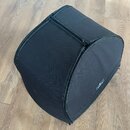 Černý poloměký pouzdro (gig bag) s textilním povrchem a žlutým prošíváním lemů. Na boku je umístěn malý obdélníkový štítek s logem a nápisem "Yamaha"…