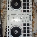Bílý DJ kontrolér s dvěma jog-koly a černými pady. Na pravé straně je nápis Numark MIXTRACK PRO II. Zařízení obsahuje fadery, knoflíky a tlačítka s o…