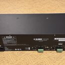 Černý rackový přístroj z pohledu zezadu. Na zadním panelu je bílý nápis KLARKTEKNIK a text DESIGNED AND ENGINEERED IN ENGLAND MADE IN CHINA. U sériov…
