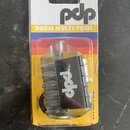Produkt v originálním plastovém blisteru s nápisem DRUM MULTI-TOOL a logem pdp. Uvnitř se nachází kovový multifunkční nástroj stříbrné barvy s vyrytý…